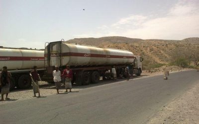 نقطة قرن الكلاسي ‘الشرعية ” توقف قاطرات المازوت المتجهه إلى مصنع أسمنت الوحدة باتيس وتطالب برسوم عبور تزيد عن 40مليون ريال !!