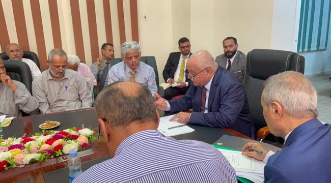 وزير الخدمة يناقش الية إطلاق العلاوات والتسويات لكافة موظفي الدولة