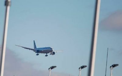 الولايات المتحدة.. اعتقال راكب طائرة فتح بابها وسار على جناحها قبل توقفها على المدرج