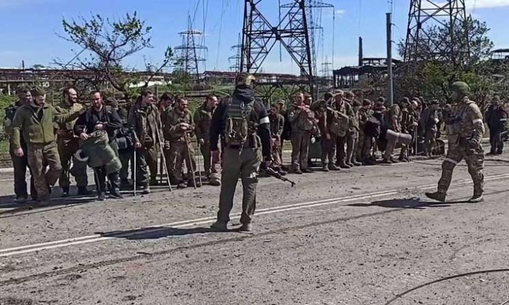 روسيا: استسلام 1730 جنديا أوكرانيا حوصروا في مجمع آزوفستال