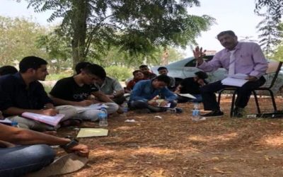 صور- لطلاب أول جامعة في العالم  يدرسون في العراء