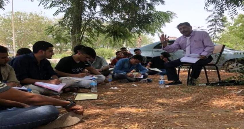 صور- لطلاب أول جامعة في العالم  يدرسون في العراء