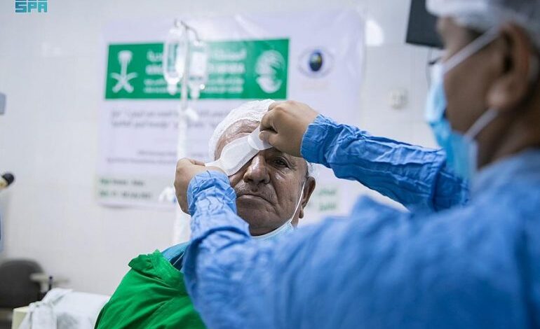 سلمان للإغاثة” يدشن المشروع الطبي التطوعي لمكافحة العمى في المكلا