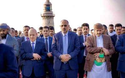 الرئيس الزُبيدي يؤدي صلاة عيد الفطر في منطقة الرئاسة بمعاشيق