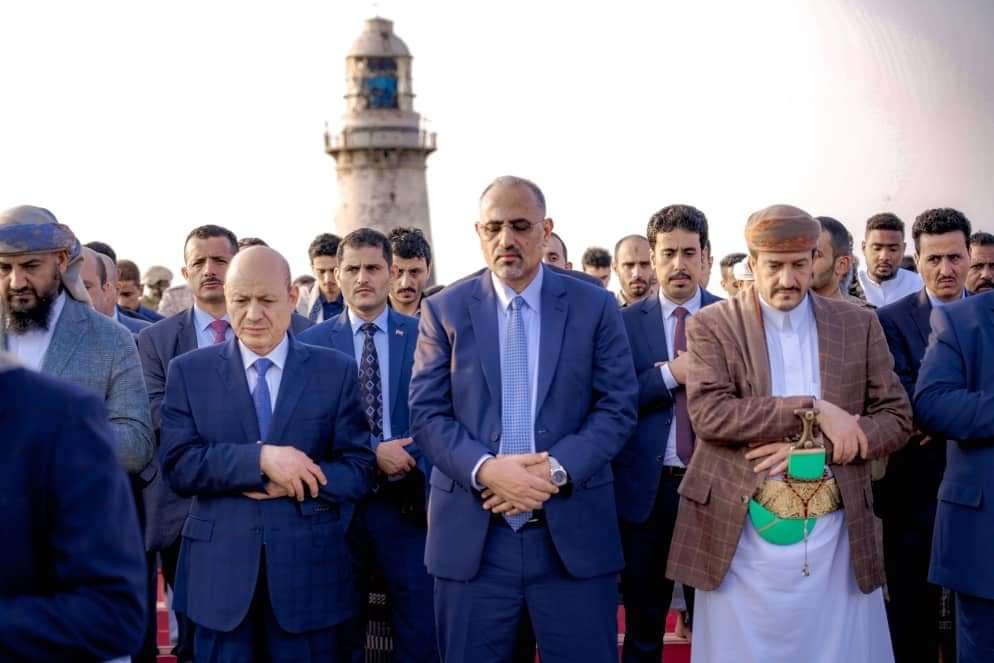 الرئيس الزُبيدي يؤدي صلاة عيد الفطر في منطقة الرئاسة بمعاشيق