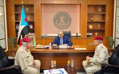 الرئيس الزُبيدي يلتقي قيادتي الكلية العسكرية ومعهد تأهيل القادة والأركان