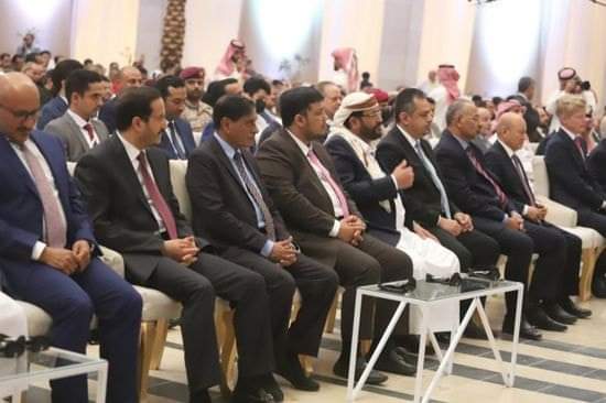 المجلس الرئاسي يطلع على مصفوفة الحكومة لمعالجة أزمة الخدمات