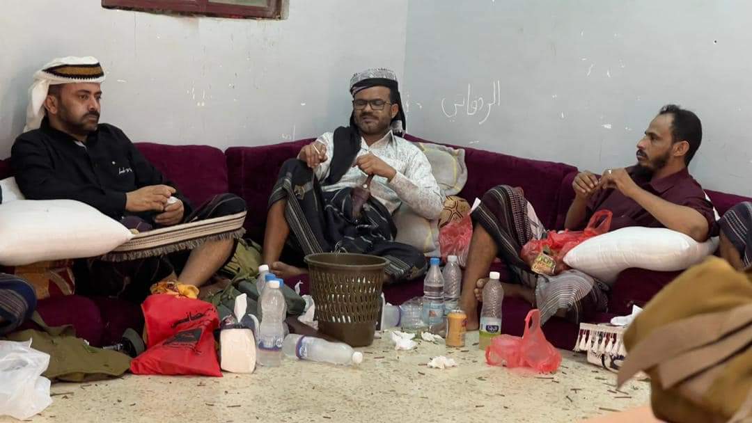 قائد قوات حفظ السلام التابعة للعمالقة ينجح في جمع العوبان بعبد اللطيف السيد في أبين