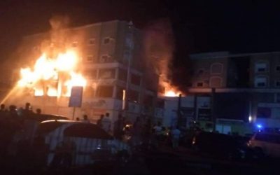 اندلاع حريق في محلات الوطن مول بعدن