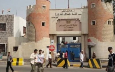 أمن عدن يلقي القبض على متهم بقتل شخصين في سوبر ماركت بالممدارة