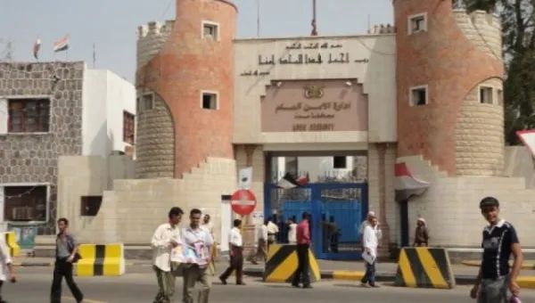 أمن عدن يلقي القبض على متهم بقتل شخصين في سوبر ماركت بالممدارة