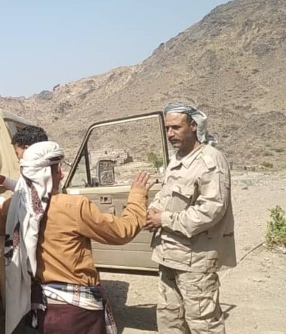 بتوجيهات من العمليات المشتركه وقائد اللوا الخامس مقاومة زيارة   عيدية، الى  جبهات الازارق شمال غرب الضالع تعايد المرابطين في الخطوط الأمامية