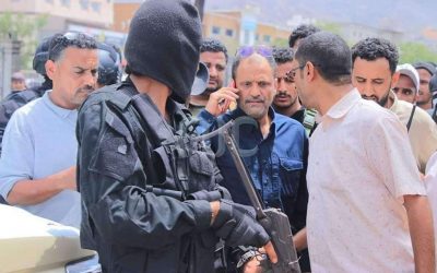 اللواء شلال علي شايع يزور موقع تفجير المعلا ويتوعد المنفذين