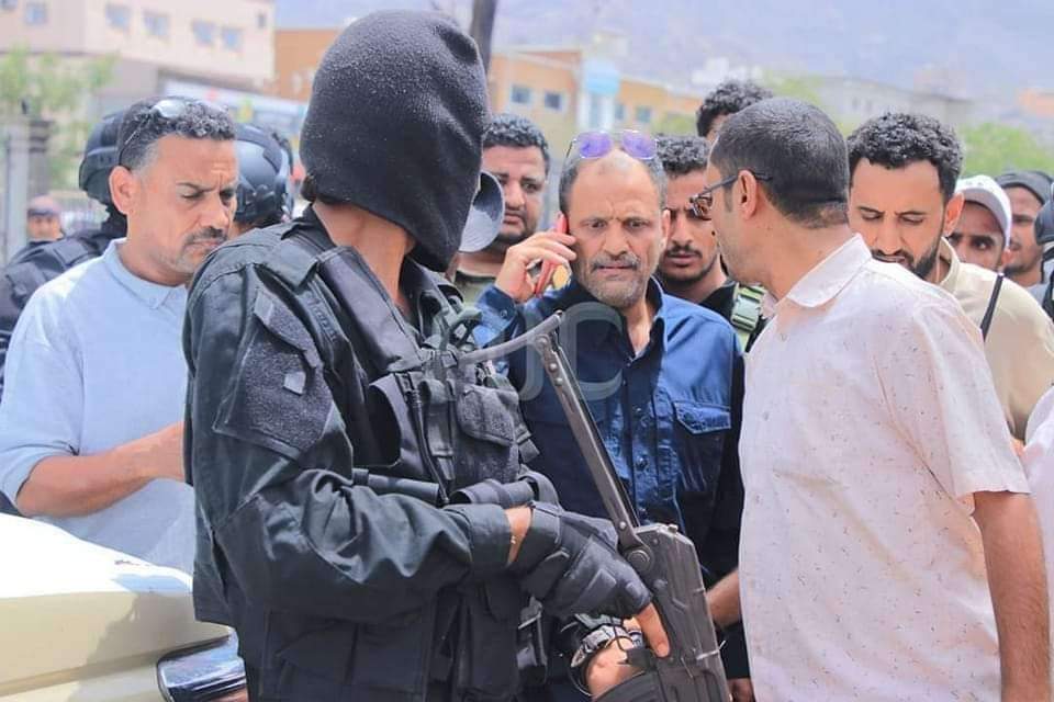 اللواء شلال علي شايع يزور موقع تفجير المعلا ويتوعد المنفذين