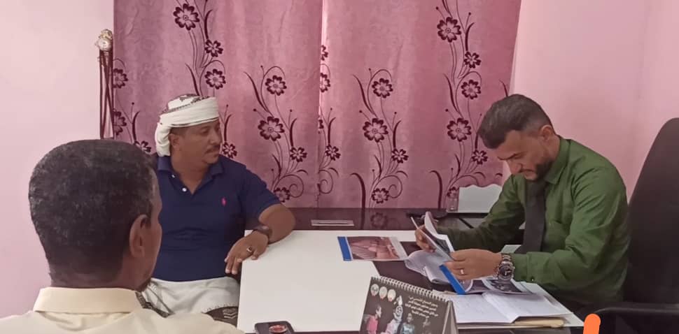 مدير عام إعلام لحج يناقش مع “مبادرة انسان” البرنامج التوعوي الميداني لمكافحة المخدرات
