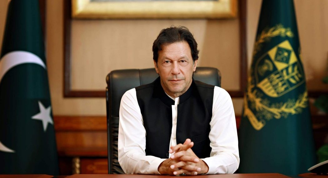 عمران خان يجتمع بأعضاء حزبه بعد صدور حكم اللجنة العليا