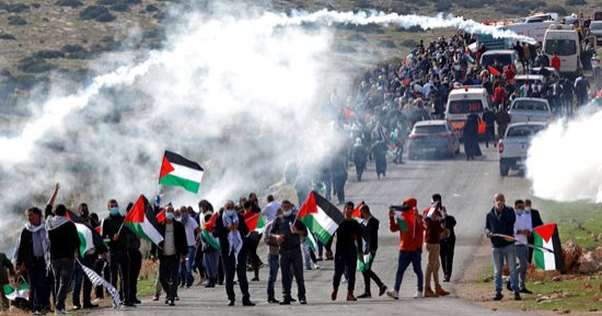 فلسطين: إصابة 9 شبان برصاص الاحتلال والعشرات بالاختناق