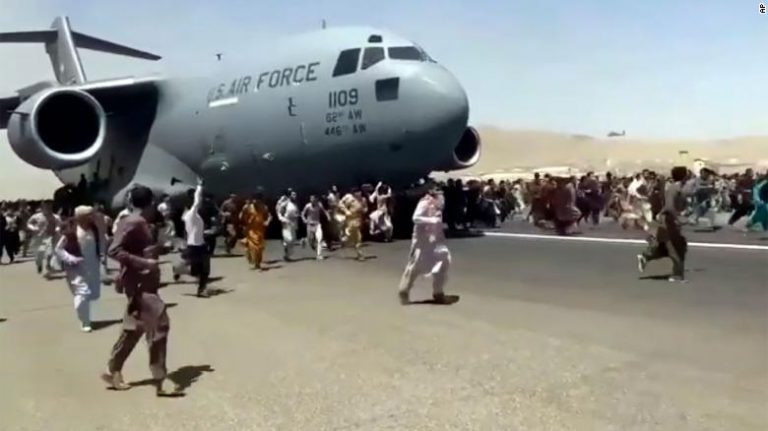 سلاح الجو الأمريكي يخلي أفراد الطاقم بعد العثور على رفات بشرية على متن الطائرة الأفغانية