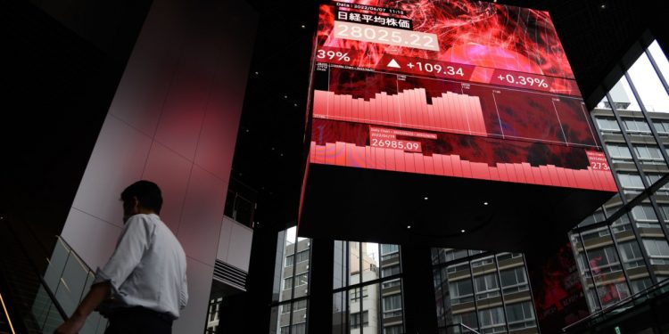 عمليات بيع كبيرة تضرب الأسواق العالمية مع تراجع الأسهم والسندات