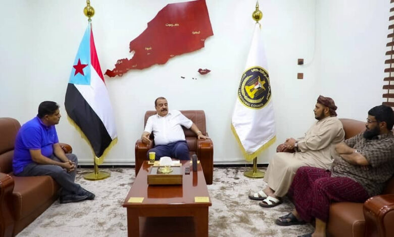 اللواء بن بريك يطلع على نشاط قيادتي المجلس الانتقالي في محافظتي حضرموت وسقطرى