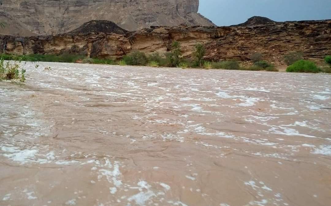 هطول أمطار وتدفق السيول في أنحاء من شبوة