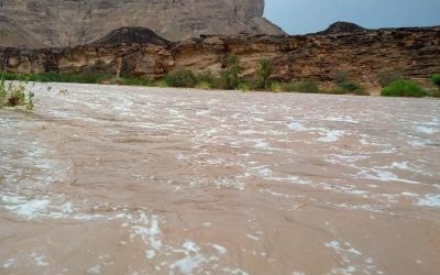 هطول أمطار وتدفق السيول في أنحاء من شبوة