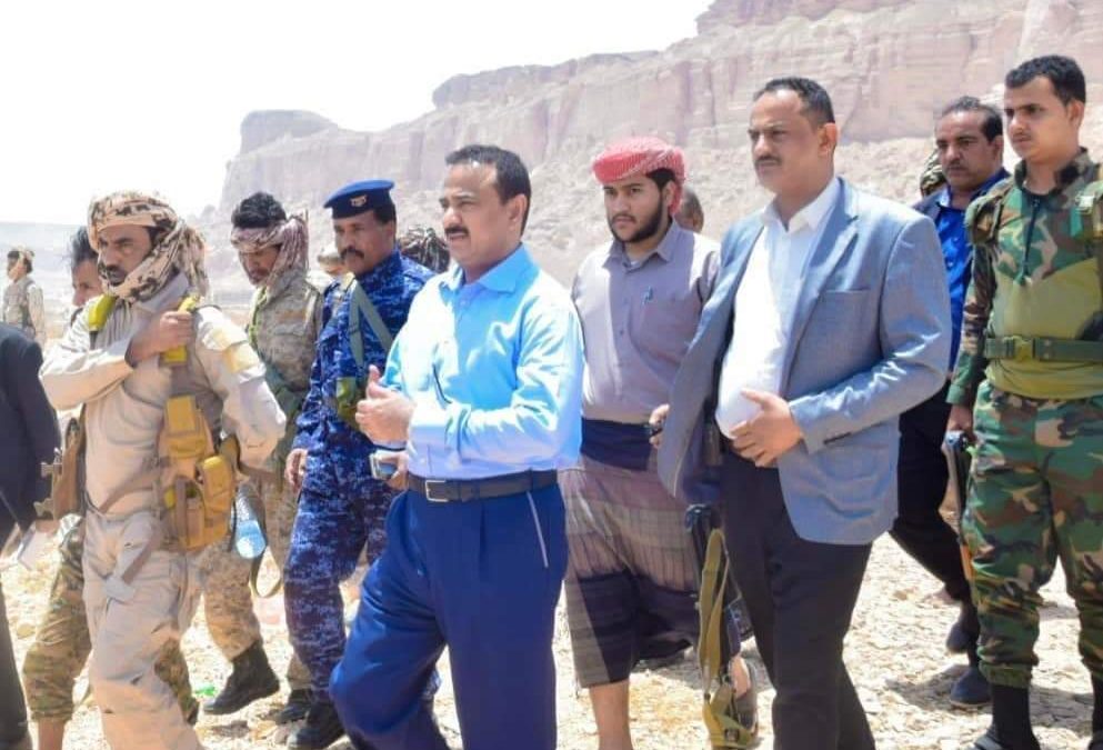 خلال زيارتة موقع العملية الإرهابية.. محافظ شبوة يتعهد بملاحقة منفذي هجوم عتق الإرهابي