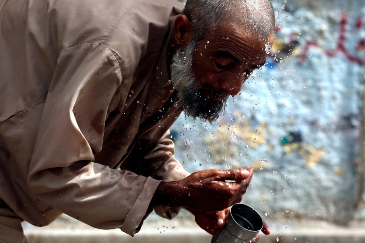 بهذه الطرق.. احمي نفسك من حرارة الشمس القاتلة