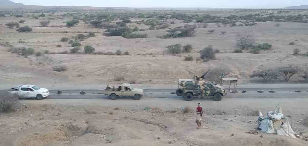 الحزام الأمني يشن حملة واسعة بخط طور الباحة بعد مقتل شاب برصاص خارجين عن القانون