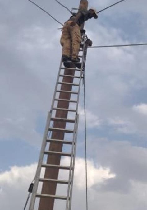 كهرباء أبين قسم الصيانة يقوم بإصلاح محول منطقة الحصن وحملة العشوائي متواصلة