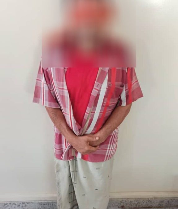 أمن عدن يقبض على شخص ينتحل شخصية ضابط ويقوم بابتزاز المواطنين وأخذ أموالهم