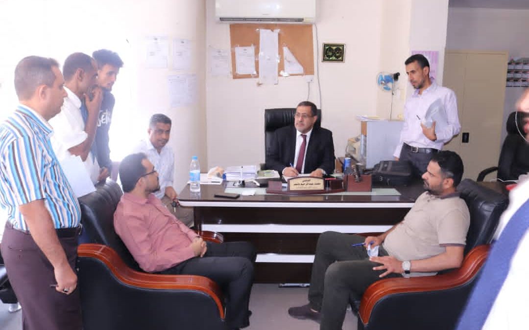 وزير العدل يزور محكمة التواهي الابتدائية وشعبة الأموال العامة بعدن