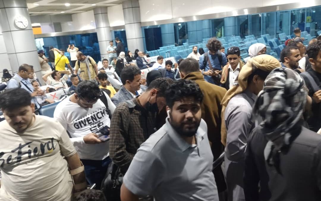 المسافرون الى العاصمة عدن على متن الطائرة اليمنية وعود كاذبة وعدم الايفاء بالمواعيد*