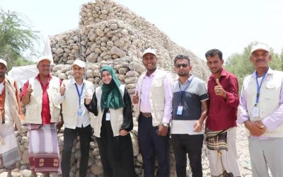 بدعم صندوق التمويل  الإنساني باليمن..   بحضور محافظ محافظة أبين تسليم مشروع بناء جابيونات دفاعية وقناتي ري الجبلين وجبل لحبوش بخنفر