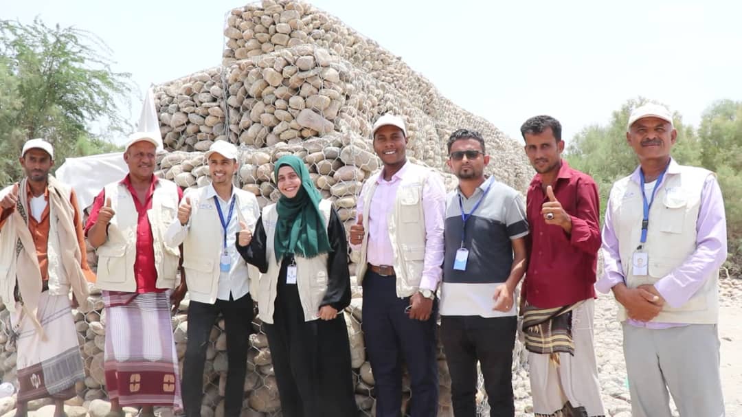 بدعم صندوق التمويل  الإنساني باليمن..   بحضور محافظ محافظة أبين تسليم مشروع بناء جابيونات دفاعية وقناتي ري الجبلين وجبل لحبوش بخنفر