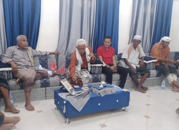 مدير عام كهرباء أبين يقوم بتقديم بواجب العزاء لأسرة الفقيد عبدالرحمن عبدالله أثر صعقه بالتيار الكهربائي بمدينة أحور