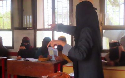 منسقة البرامج التدريبية بمنظمة امديست تتفقد المراكز الصيفية لتعليم الإنجليزية لطالبات الريف بأبين
