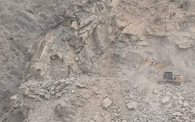 سقوط كتل صخرية ضخمة في مقطع ركب حطاط تسد الطريق بالكامل