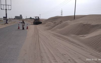لحج..الفرق الفنية تواصل أعمال ازاحة الرمال من جسر الحسيني في لحج