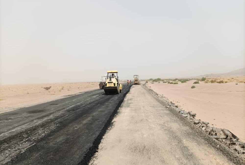 حضرموت..الفرق الفنية تباشر أعمال السفلتة بخط حوره العبر
