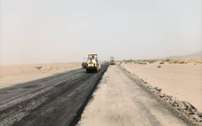 حضرموت..الفرق الفنية تباشر أعمال السفلتة بخط حوره العبر