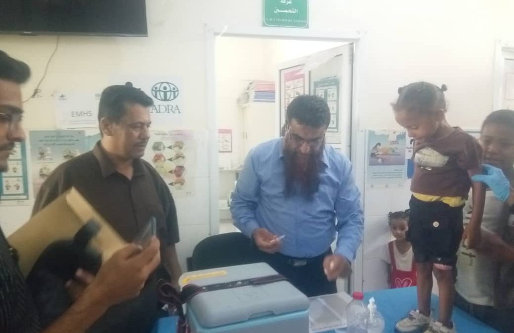 مدير عام مكتب الصحة أبين يشرف على سير حملة شلل الاطفال بخنفر