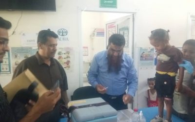 مدير عام مكتب الصحة أبين يشرف على سير حملة شلل الاطفال بخنفر