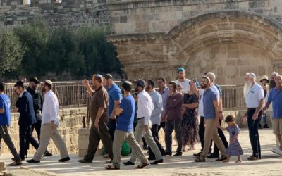 عشرات المستوطنين الصهاينة يدنسون المسجد الأقصى