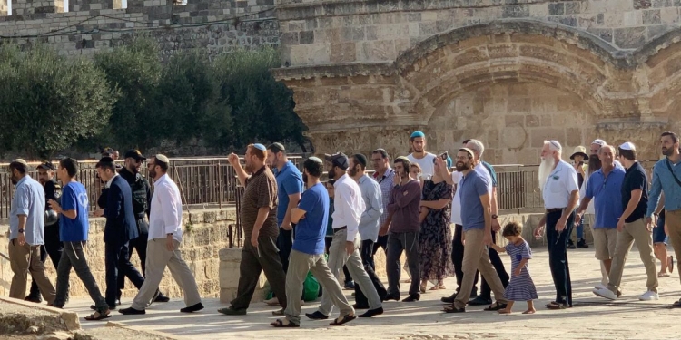 عشرات المستوطنين الصهاينة يدنسون المسجد الأقصى