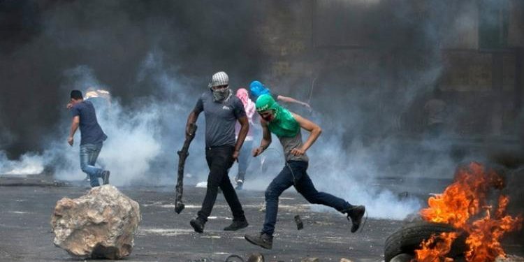 مواجهات بين فلسطينيين وجيش الاحتلال بالضفة والقدس