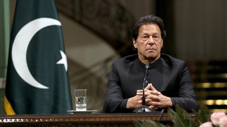 عمران خان: الاقتصاد الباكستاني مظلم تحت حكم “اللصوص المحترفين”