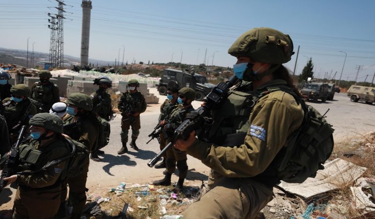 قوات الاحتلال تقتل فلسطينيًا وتحتجز جثمانه شمال الضفة