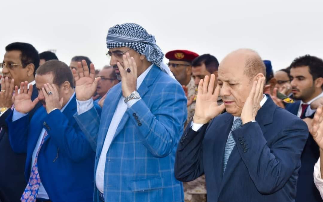 الرئيس الزُبيدي يؤدّي صلاة عيد الأضحى بالقصر الرئاسي بمعاشيق