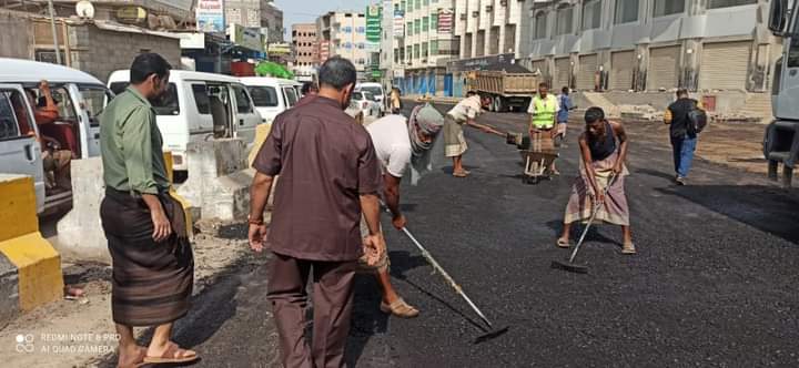 إنجاز 95% من مشروع إعادة تأهيل وصيانة شارع القطيبي بمديرية المنصورة